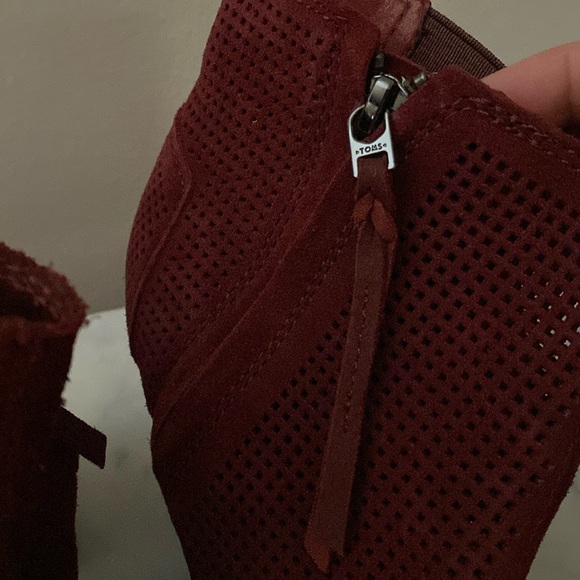 EUC TOMS “Majorca” Peep Toe Perforated Burgundy Wine Suede Ankle Booties Sz 7.5 - Picture 17 of 17